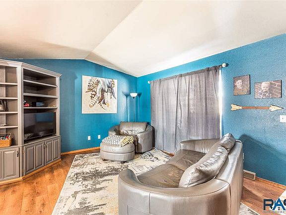 5th image of 811 W 1st Ave
