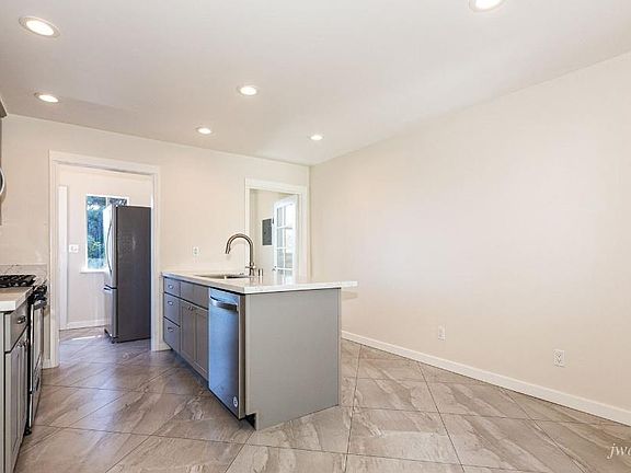 4th image of 4223 23rd St