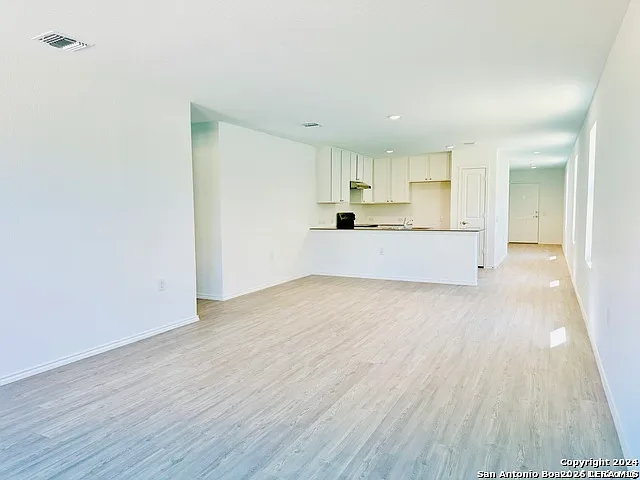 3 bed, 2.0 bath, 1450 sqft, $1,500 — Photo 3