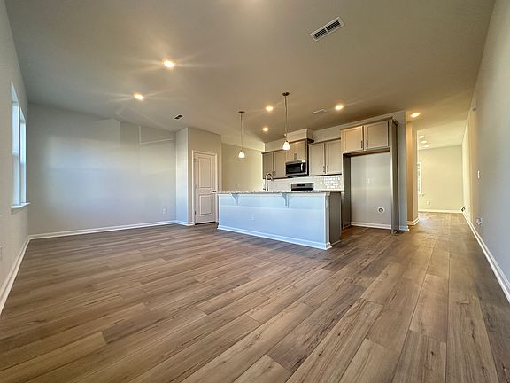 2nd image of 1604 Tamarisk Ln