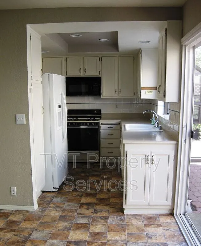 3 bed, 2.0 bath, 1471 sqft, $3,200 — Photo 4