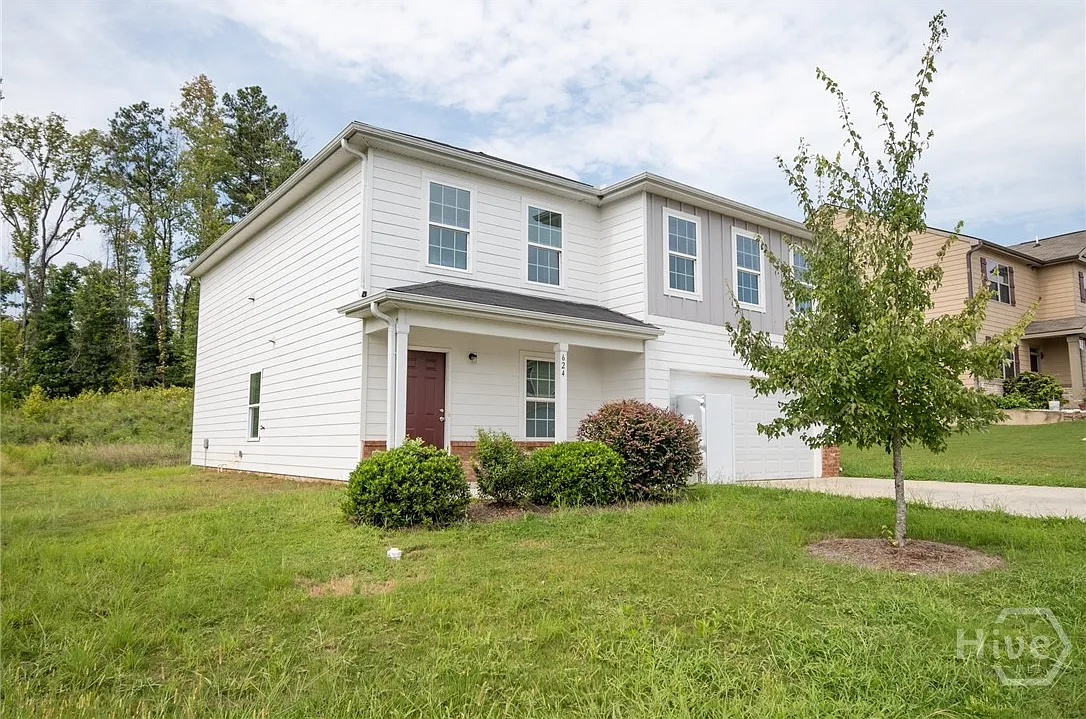 4 bed, 2.5 bath, 2341 sqft, $1,900 — Photo 3
