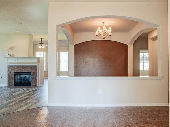 Light and open floorplan with high ceilings!