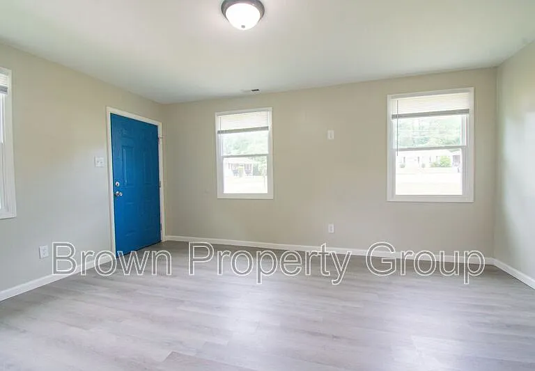 1401 Thelbert Dr — Photo 3