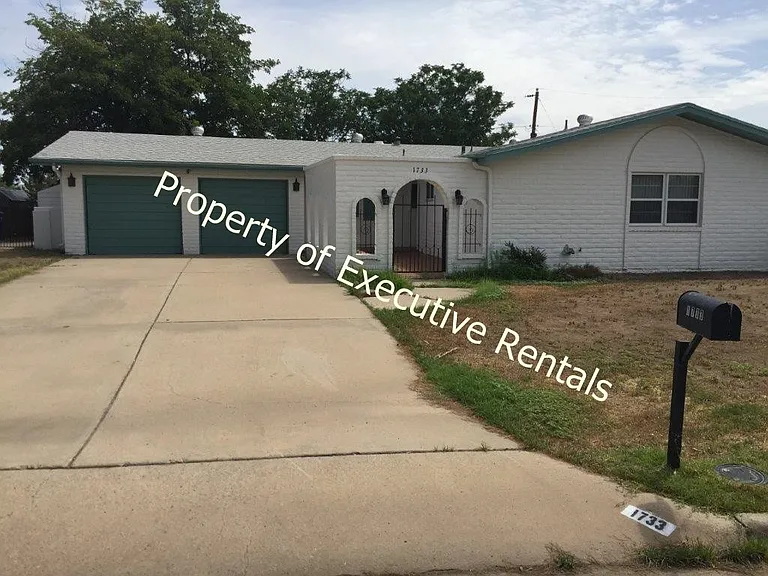 1733 Aspen Ave — Photo 2