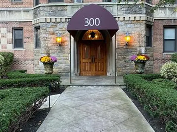 300 Main St, White Plains, NY 10601