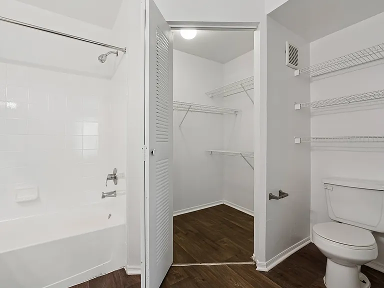 Glen Oaks Apartments — Photo 20
