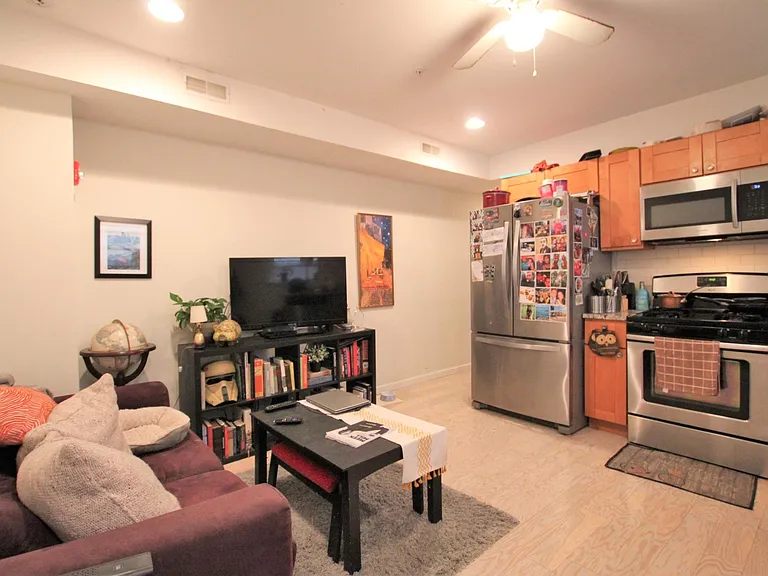 1627 Wallace St #1R — Photo 4