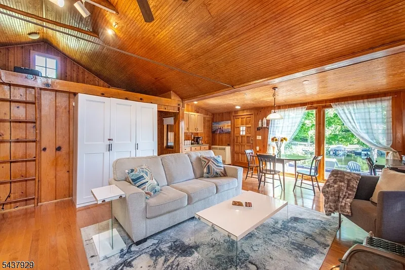 2 bed, 1.0 bath, $2,850 — Photo 3