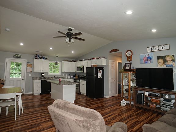 4th image of 19 Meyer Ct