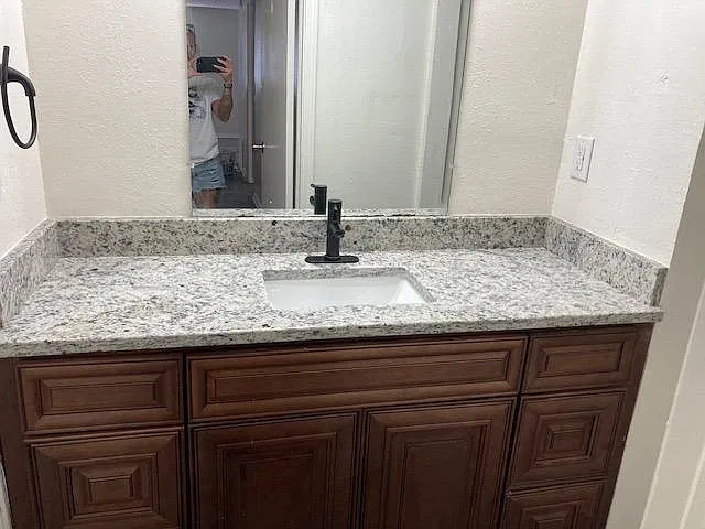La Villa Elms & West Oaks Apartments — Photo 4