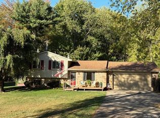 2955 Lynn Dr, White Lake, MI 48386