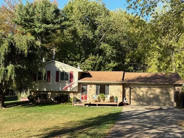 2955 Lynn Dr, White Lake, MI 48386