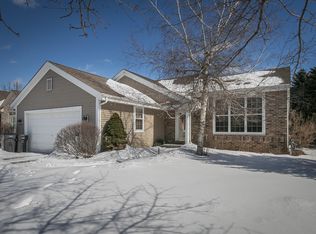 1240 Chesterwood Ln, Pewaukee, WI 53072