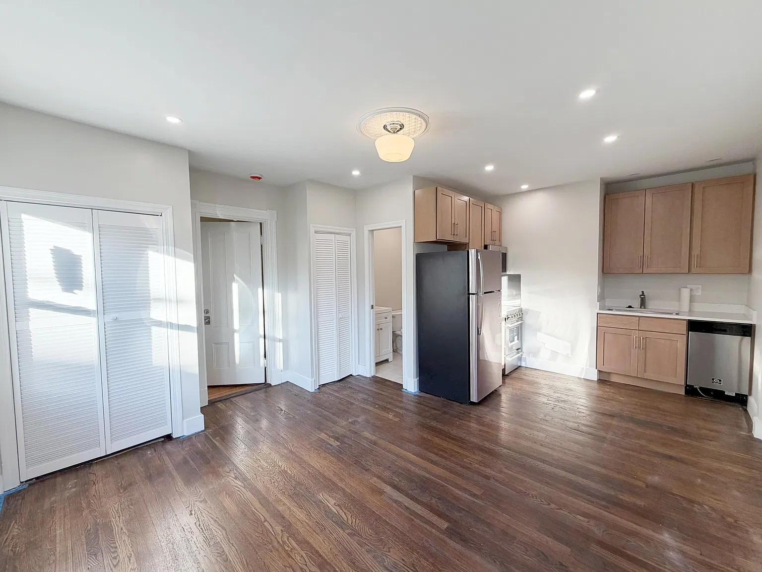 Studio, 300 sqft, $1,600 — Photo 3