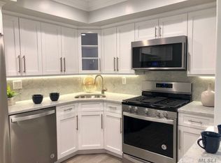 115 Westwood Dr APT 139, Westbury, NY 11590