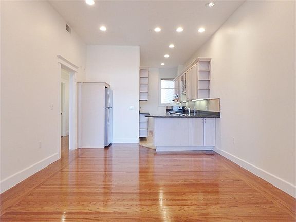 3rd image of 2048 Green St APT 2
