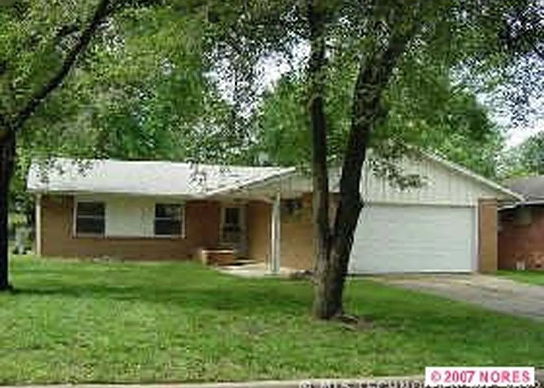 3 bed, 1348 sqft, $1,450 — Photo 1