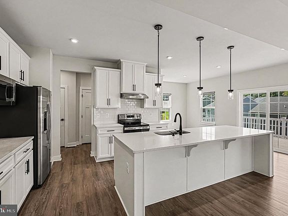 4th image of 352 Greenstead Dr