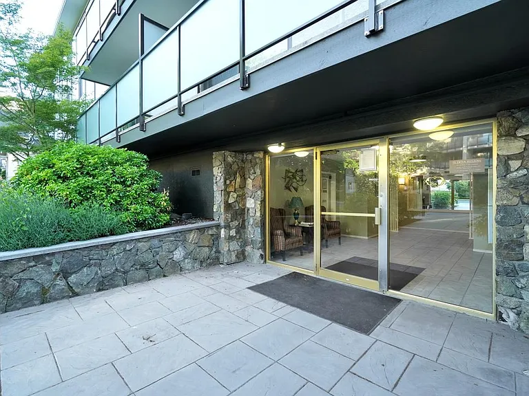 1430 Stadacona Ave #209 — Photo 4