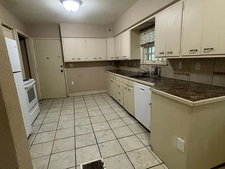 1435 Fairmount St — Photo 6