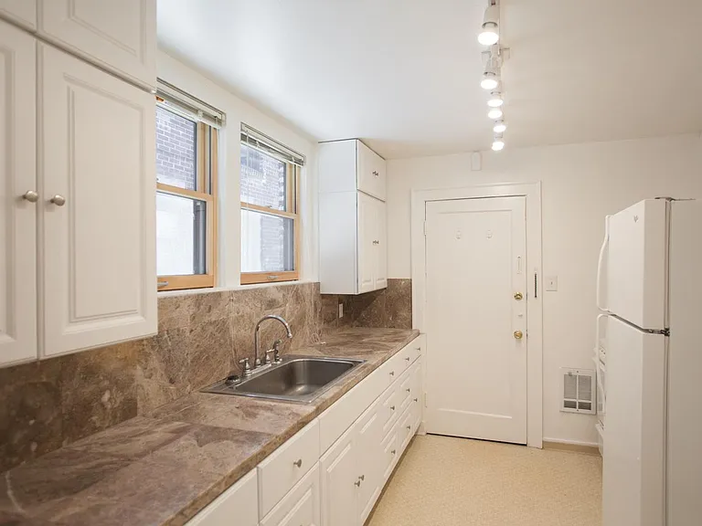 711 10th Ave E #B — Photo 4
