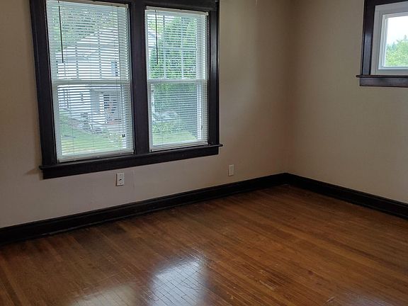 3rd image of 130 W Lakeview Ave
