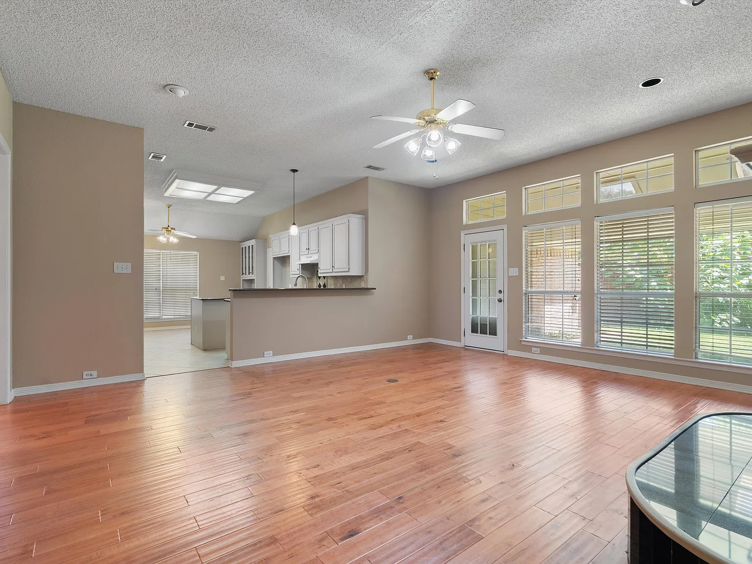 4 bed, 2.5 bath, 2401 sqft, $2,800 — Photo 4