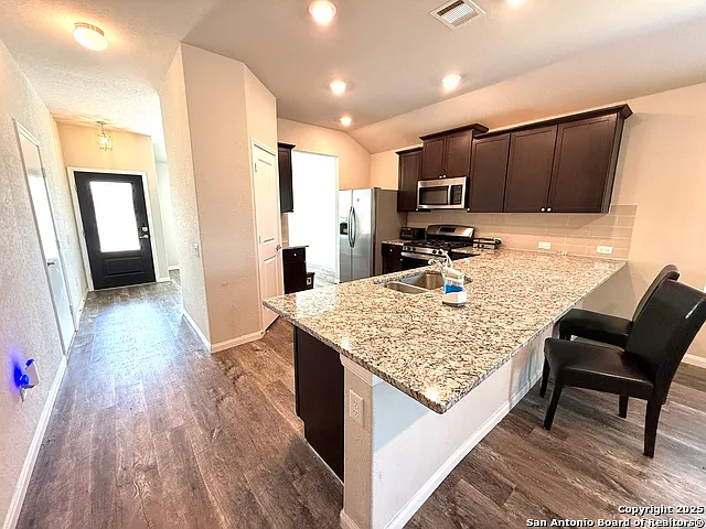 3 bed, 2.0 bath, 1630 sqft, $1,700 — Photo 3