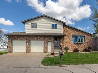 305 Koopmann Ct SW, Farley, IA 52046