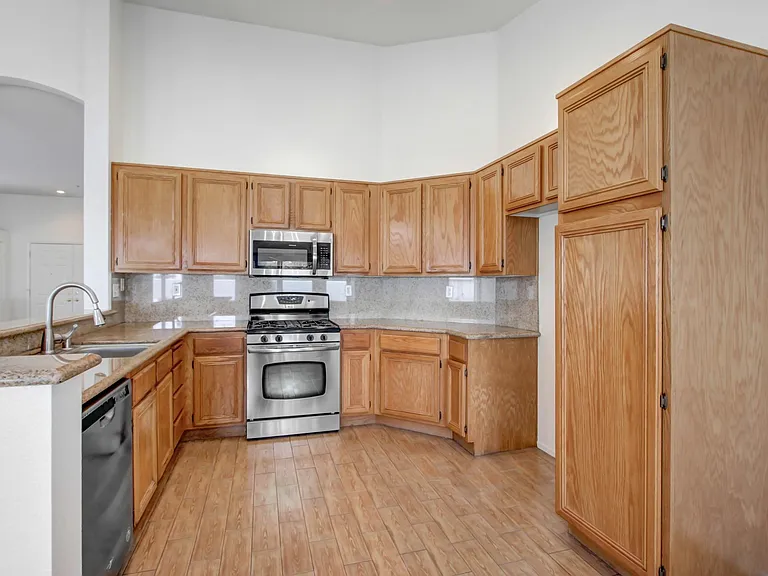 16618 Windcrest Dr — Photo 5