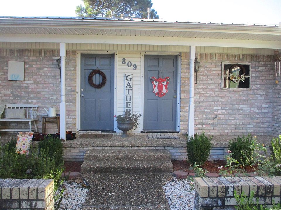 2nd image of 809 SW 3rd St