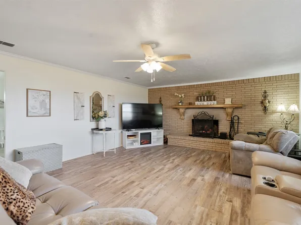 201 Colonial Cir, Athens, TX 75751