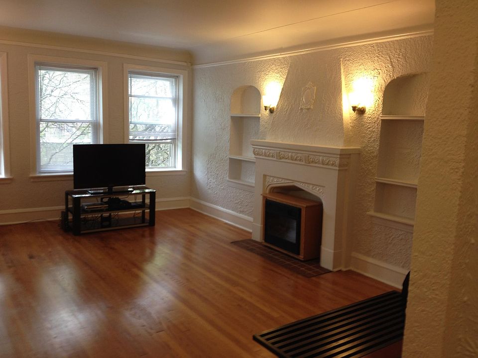 1st image of 6301 N Washtenaw Ave APT 3