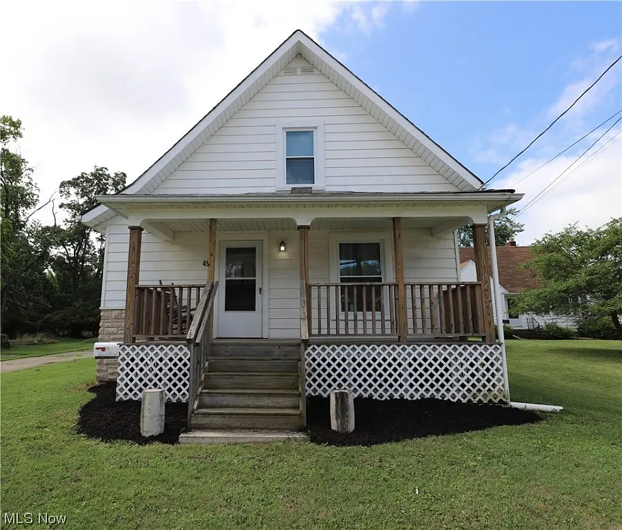 494 Lafayette Rd photo 1