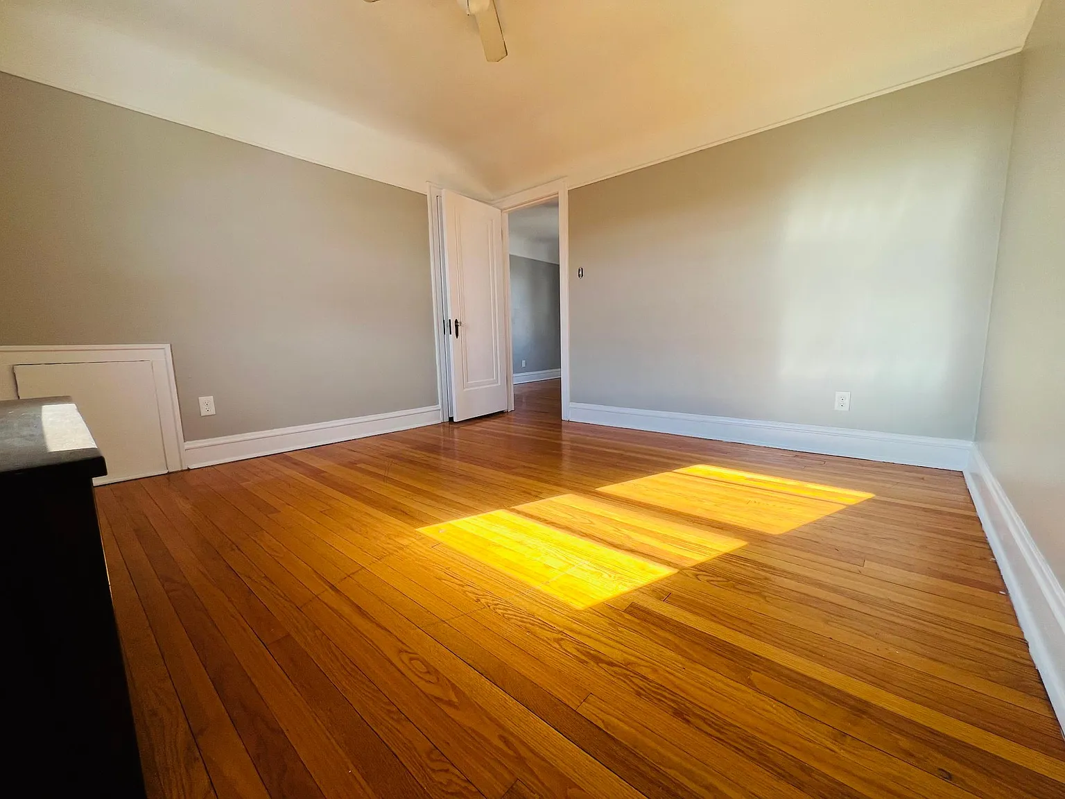 3050 N Normandy Ave — Photo 3