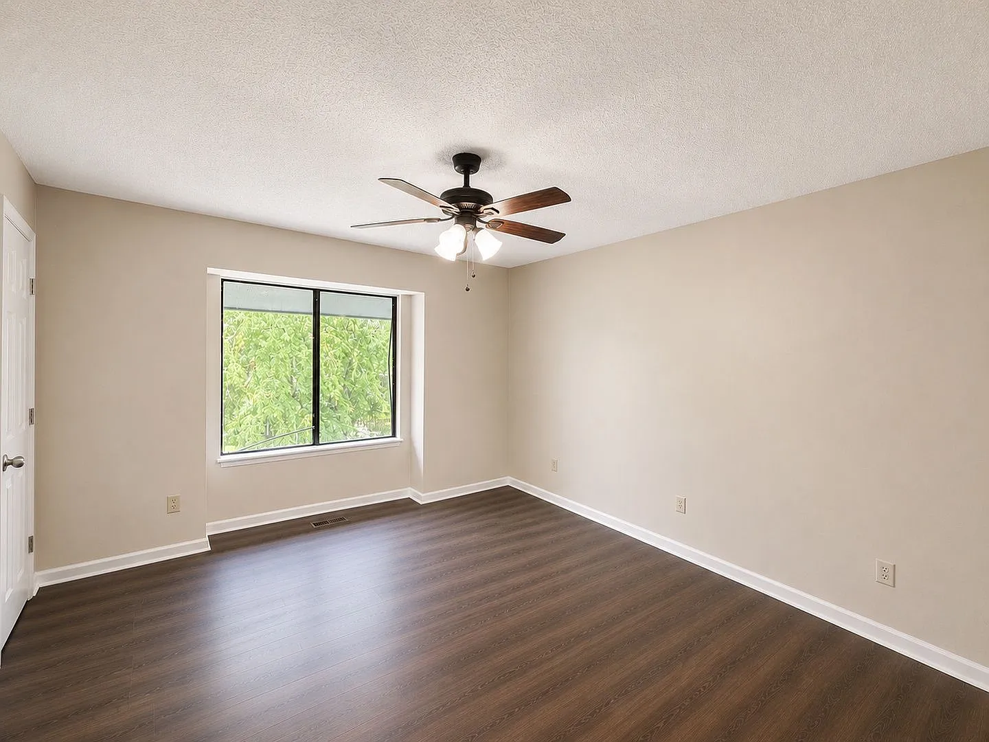 2 bed, 2.5 bath, 1300 sqft, $2,800 — Photo 2