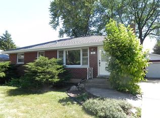 21 W 56th St, Westmont, IL 60559