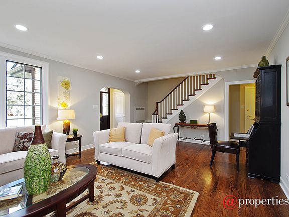 Foyer/Living Room