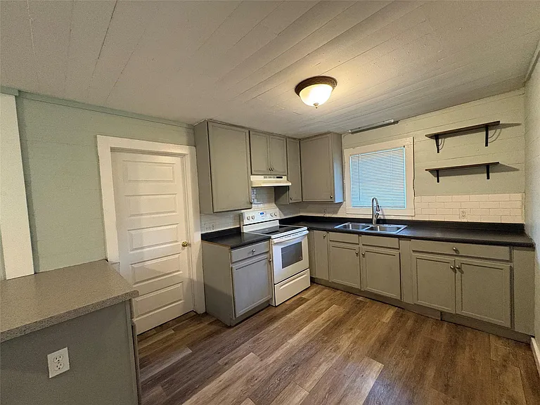 2305 Main St — Photo 2