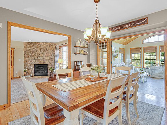 3rd image of 628 Fawn Cir