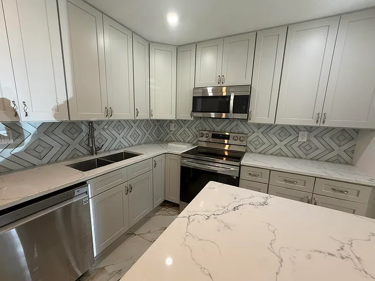 2122 NE 1st Ct — Photo 11