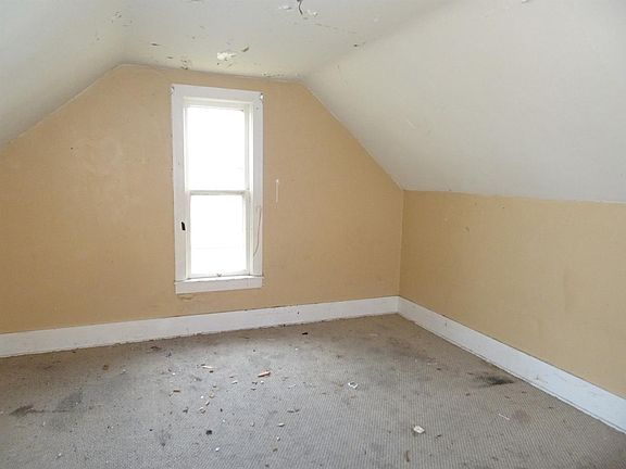 5th image of 254 E John St