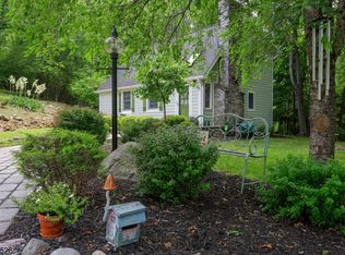 85 Maple St, Watchung, NJ 07069