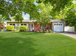 4 Amber Ln, Coram, NY 11727