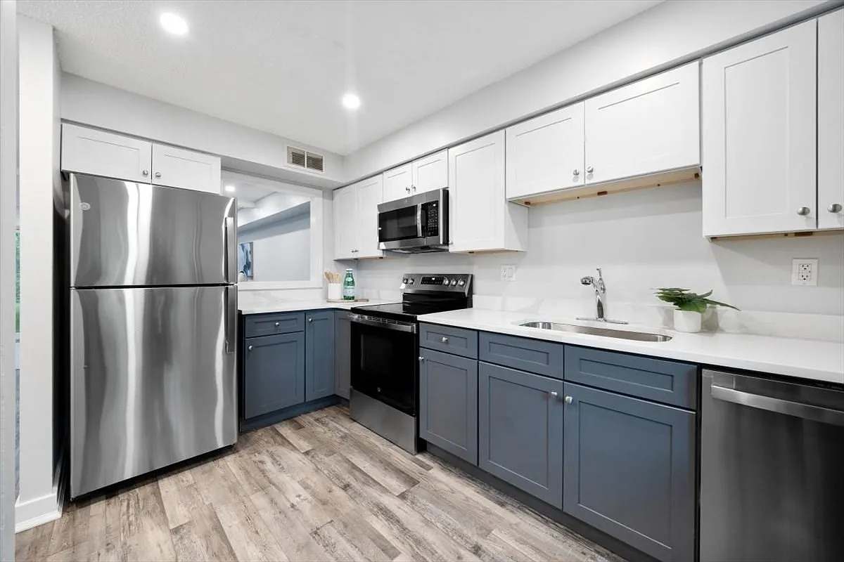 2 bed, 1090 sqft, $3,495 — Photo 2