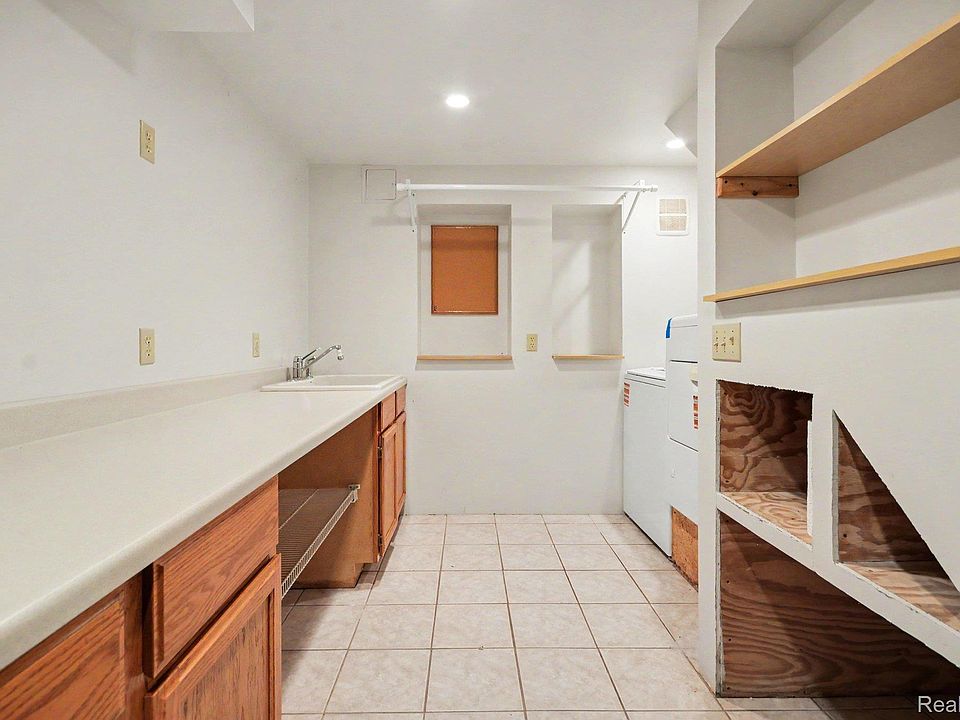 2383 E Maple Rd, photo 10