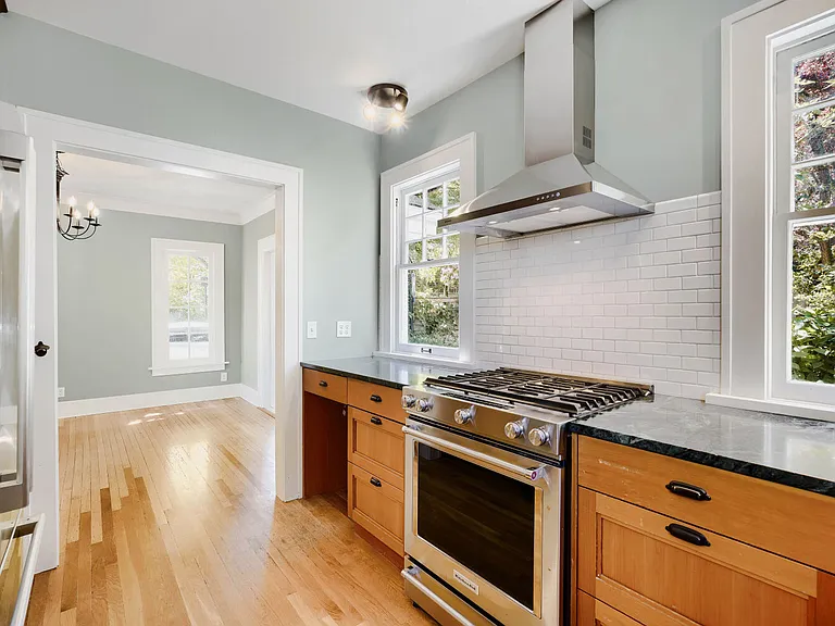 1522 E Howe St — Photo 8