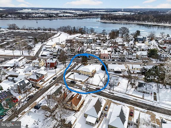 3rd image of 10 Taylor St