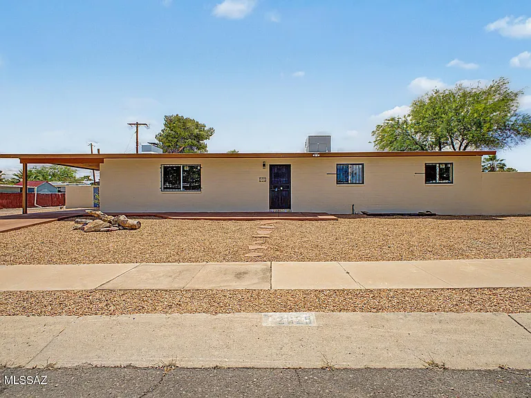 2625 W Oregon St — Photo 1